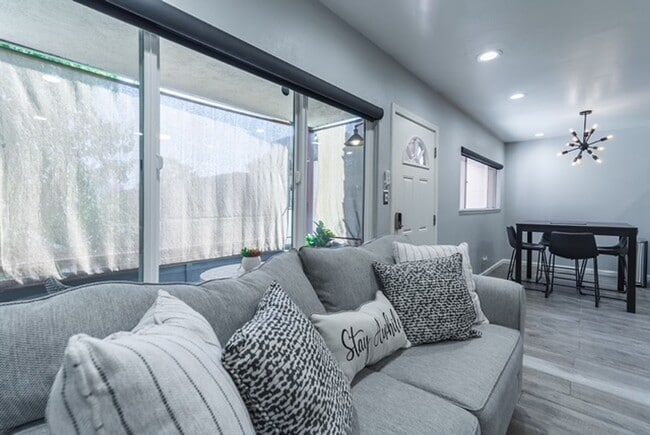 Building Photo - Move-In Ready, Fully Furnished Condo – Prime Strip Location