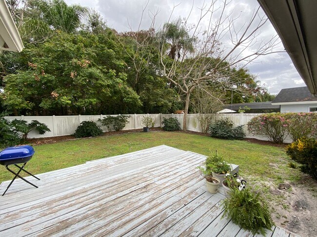 Building Photo - 853 Woodside Rd