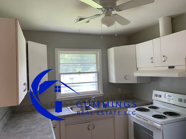 Building Photo - Nice Three Bedroom With Tons of Storage