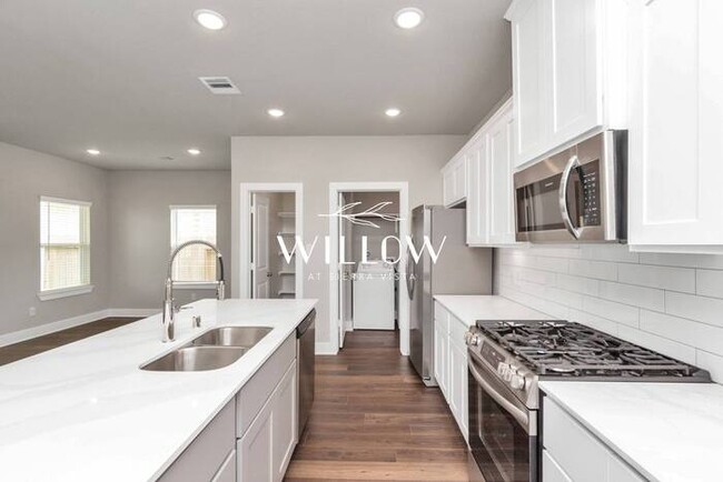 Building Photo - Spacious 4-Bedroom Home – 6 Weeks FREE Rent!