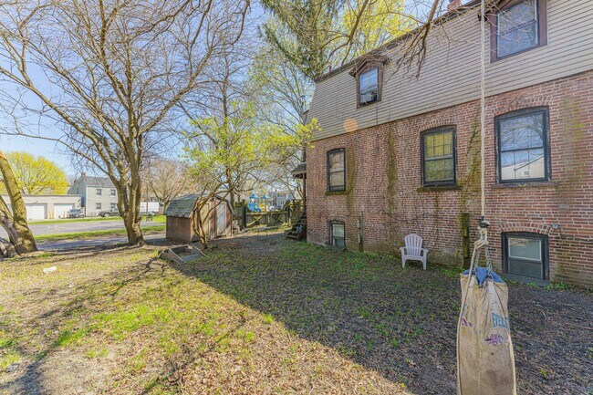 Building Photo - 724 3rd Ave