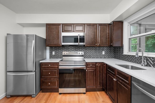 Building Photo - 4-bedroom, 2-bathroom home located in the ...
