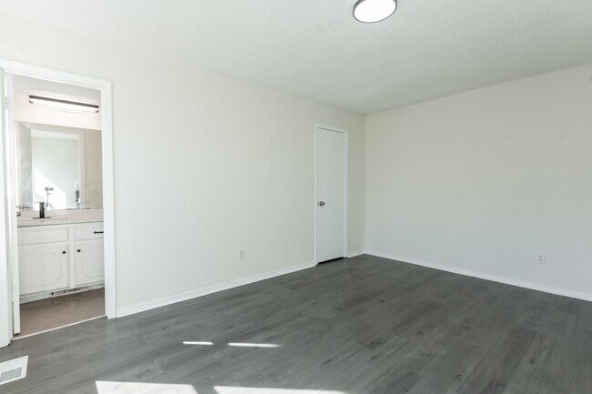 Building Photo - Cute 4 bedroom House