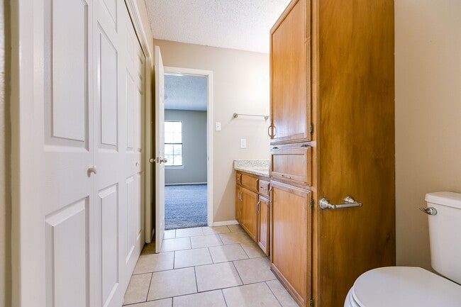 Building Photo - COMING JANUARY 2026 - Spacious 2-Bedroom Townhome with River View!