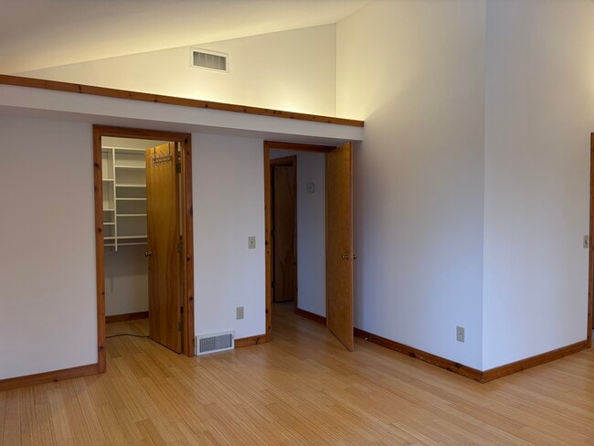 Building Photo - 6526 Bettys Ln