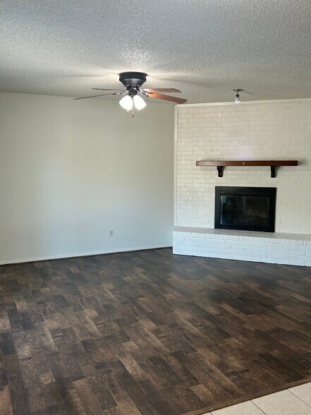 Building Photo - 404 Fox Dr