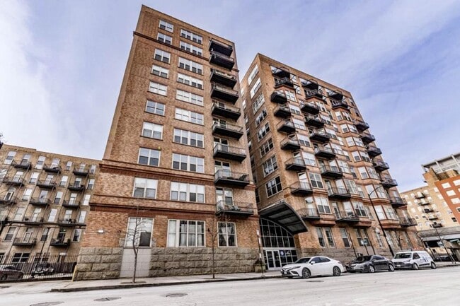 Building Photo - 2 bedroom in Chicago IL 60607
