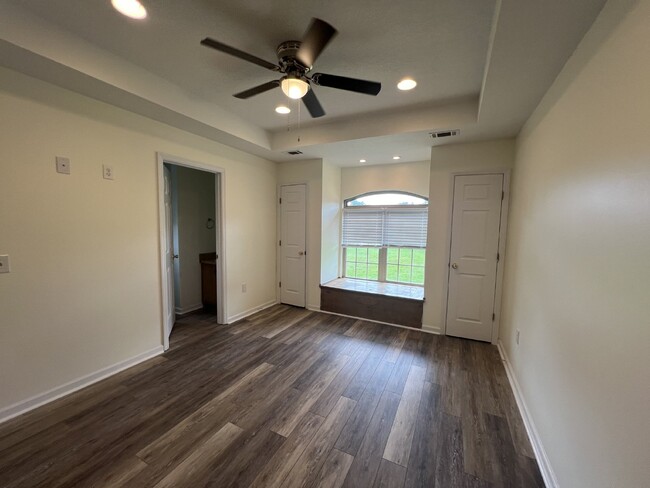 Building Photo - Home For Rent