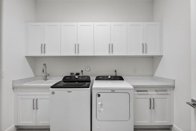 Building Photo - 9249 Crestview Cir