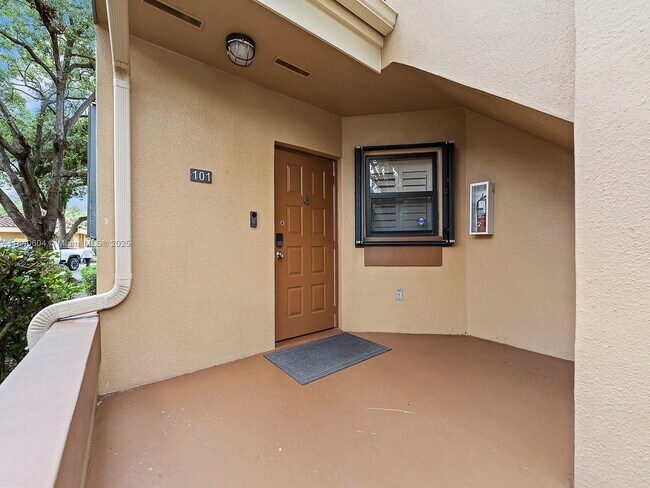 Building Photo - 15533 N Miami Lakeway