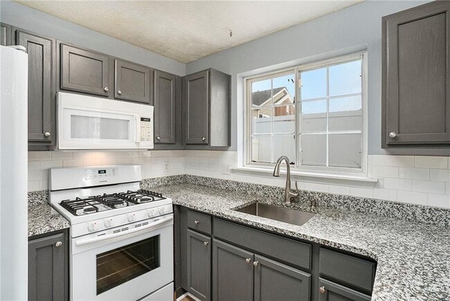 Building Photo - 139 W Oaks Pl