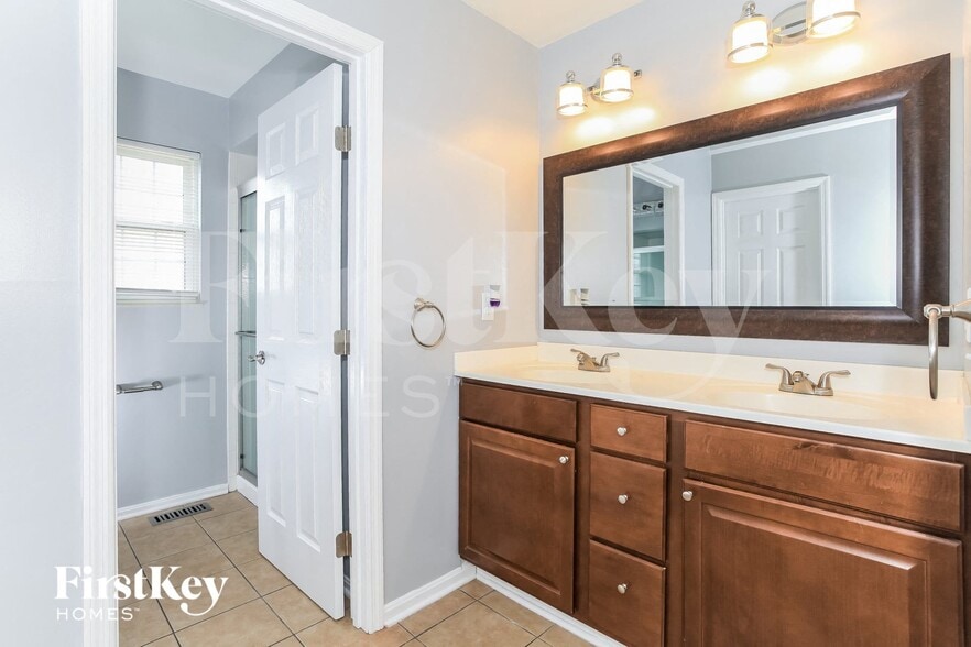 Building Photo - 3359 Woodside Dr