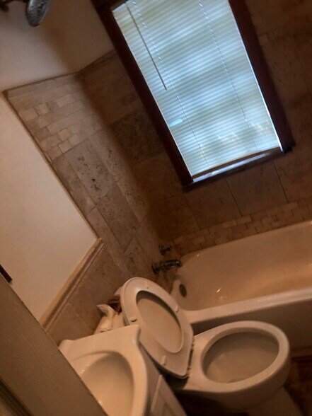 Bathroom - 14607 Hoyne Ave