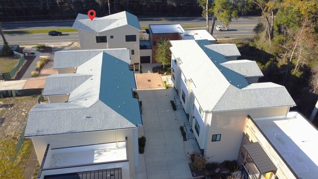 Building Photo - FOR RENT 3 bed, 3.5 bath, 3 level brand new condo