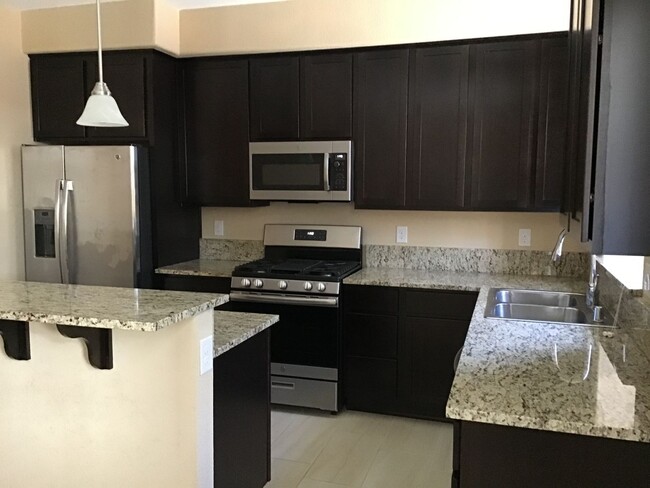 Building Photo - Luxury Living Awaits: Spacious Home with G...