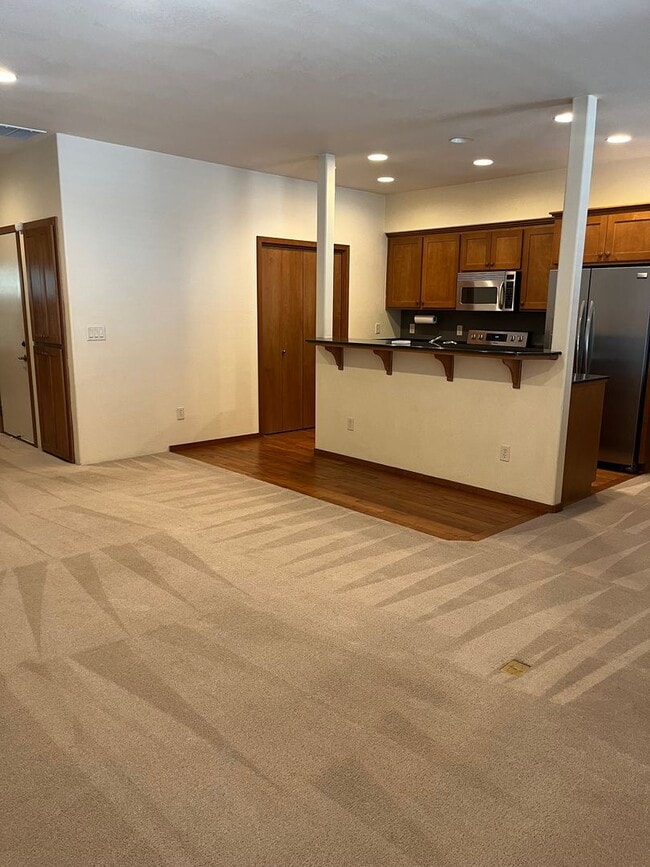 Building Photo - 3 Bedroom 2.5 Bath Townhouse