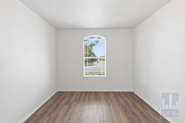 Building Photo - 228 Pearl Lake Dr