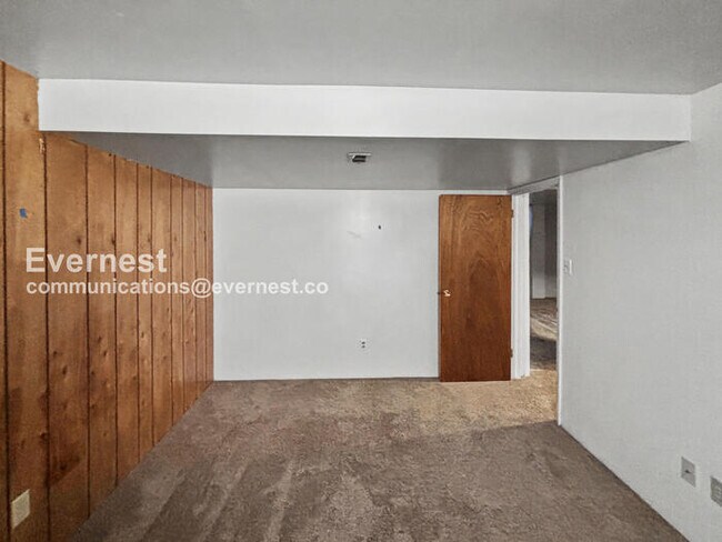 Building Photo - 4 Bed/3 Bath Home with Fenced Yard & Garage / Available Now!