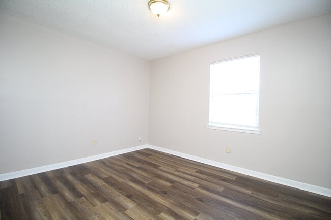 Building Photo - Available 8/28 – Updated Gulf Breeze 3BR w...
