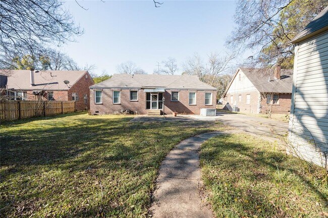 Building Photo - 3355 Lexington Rd