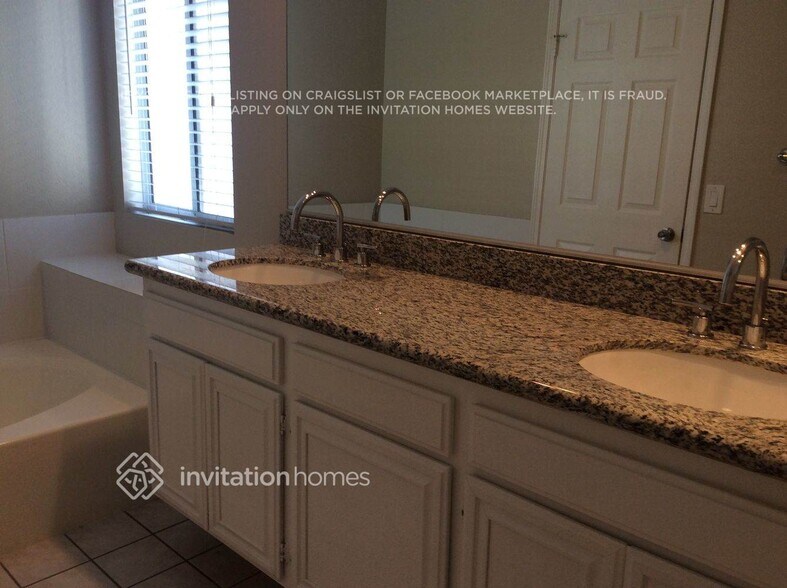 Building Photo - 12420 Alderglen St