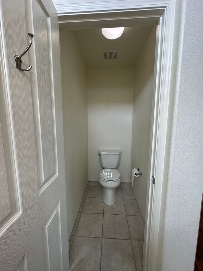 Building Photo - Beautiful & Spacious Pet-Friendly Home at ...