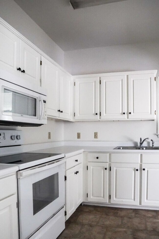 Building Photo - Two Bedroom Townhome!