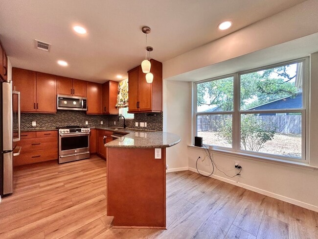Building Photo - 4 Bed / 2 Bath Home with Covered Porch, Su...