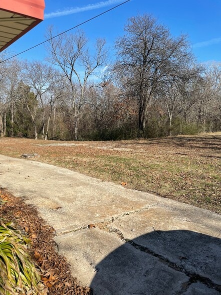 Building Photo - 1225 W Hanna St