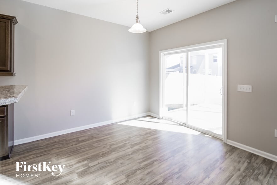 Building Photo - 521 Lateleaf Dr