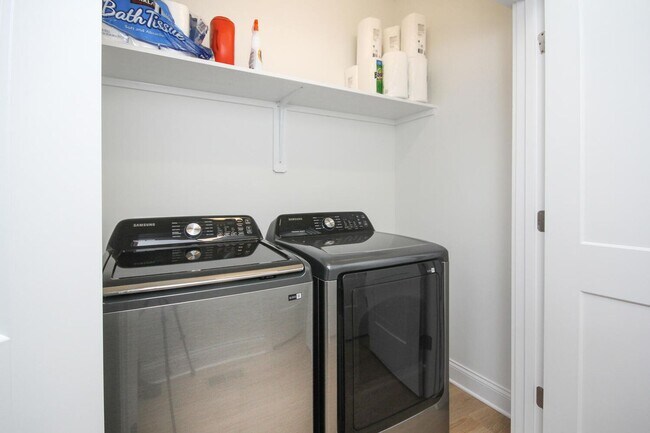 Building Photo - MOVE IN READY - LUXURY TOWNHOUSE!