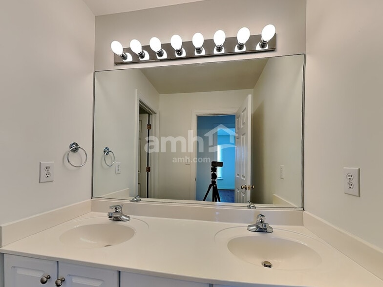 Building Photo - 2402 Clovelly Ct
