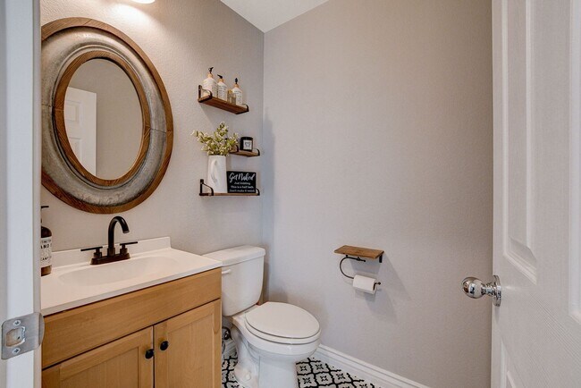 Building Photo - Stunning 3 Bed Home with Loft, Den & Upgraded Kitchen