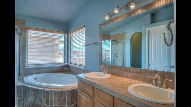 Building Photo - Available Now! Beautiful 3 Bedroom/2 Bathroom Home in Northeast Albuquerque
