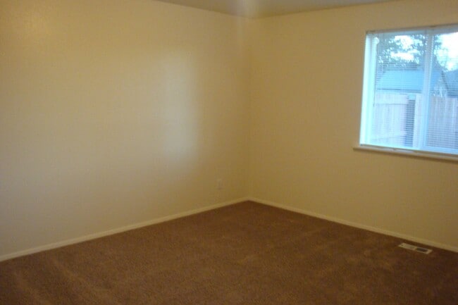 Building Photo - 2 Bed Duplex with Fenced Yard, Covered Patio & Water Included