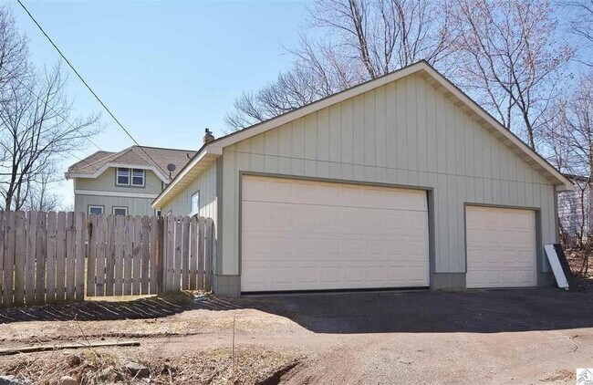 3 Car Garage - 505 E Oxford St
