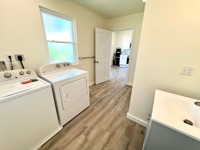 Building Photo - Now showing 3BR 2 full Bath house with lar...