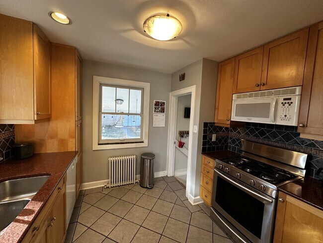 Building Photo - AVAILABLE NOW! "Charming 3-Bedroom Oasis with 2 Full Baths in the Sunset Neighborhood!"