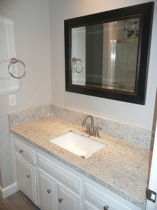 Building Photo - Great 2 bed/2bath in Tustin Villas