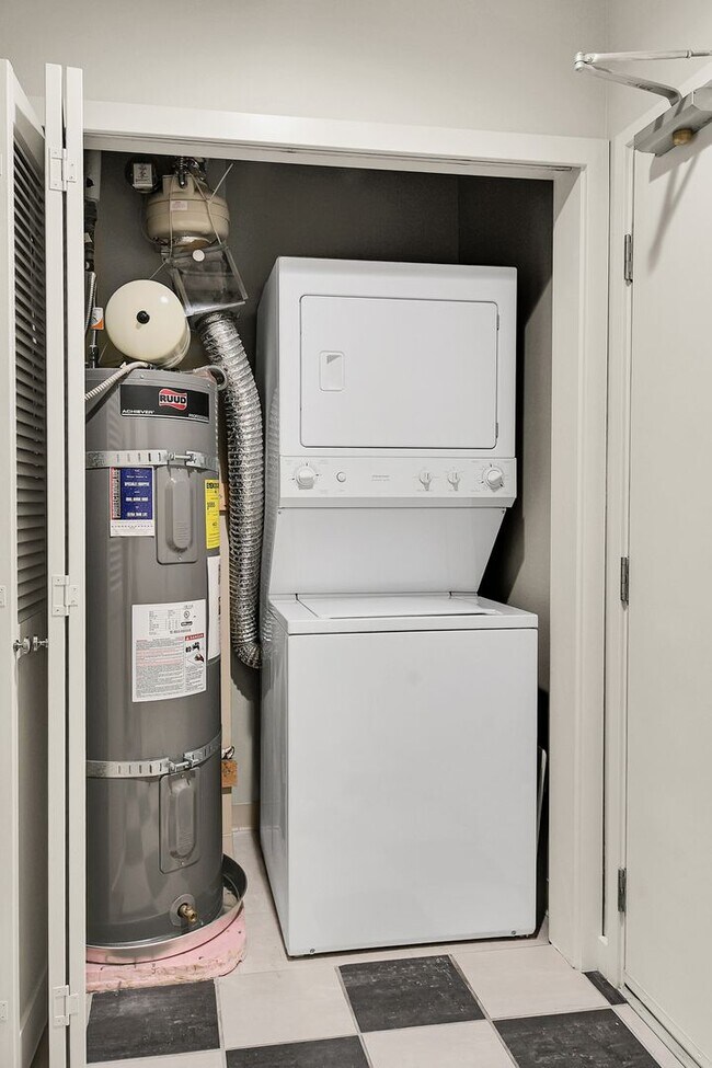 Building Photo - 0bd/1ba Bellevue Condo