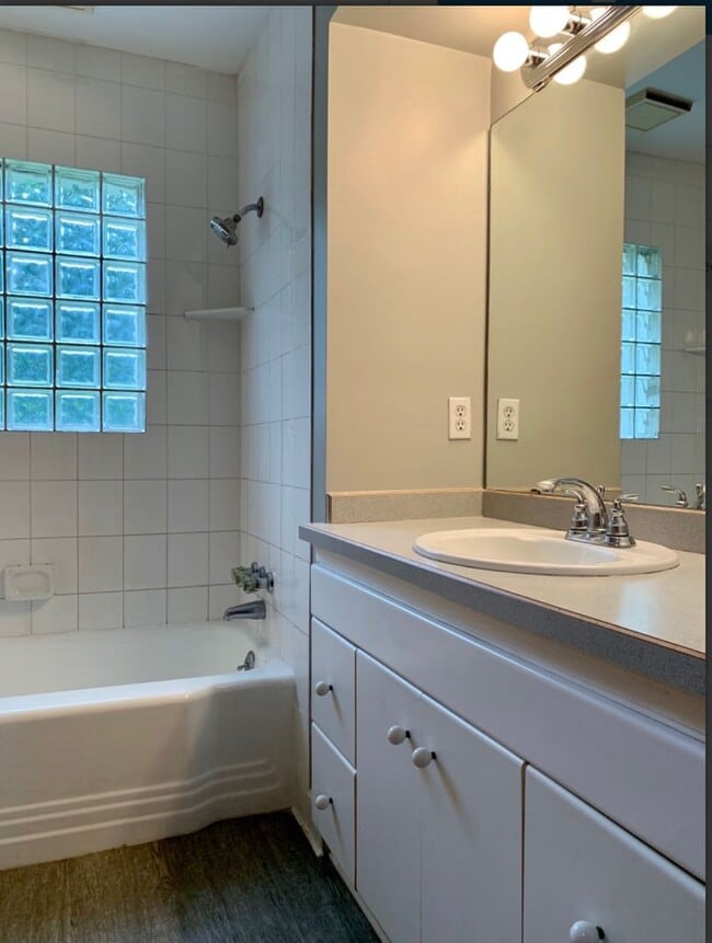 Building Photo - Spacious 4 Bedroom 1 Bath house in Crystal!!