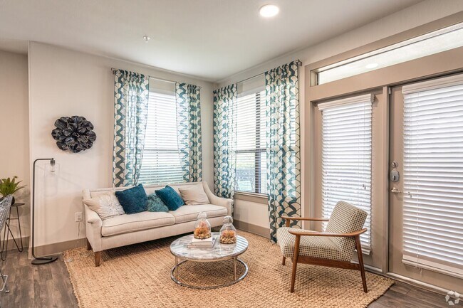 Building Photo - 2-Bed Luxury + 1 Month Free Special!