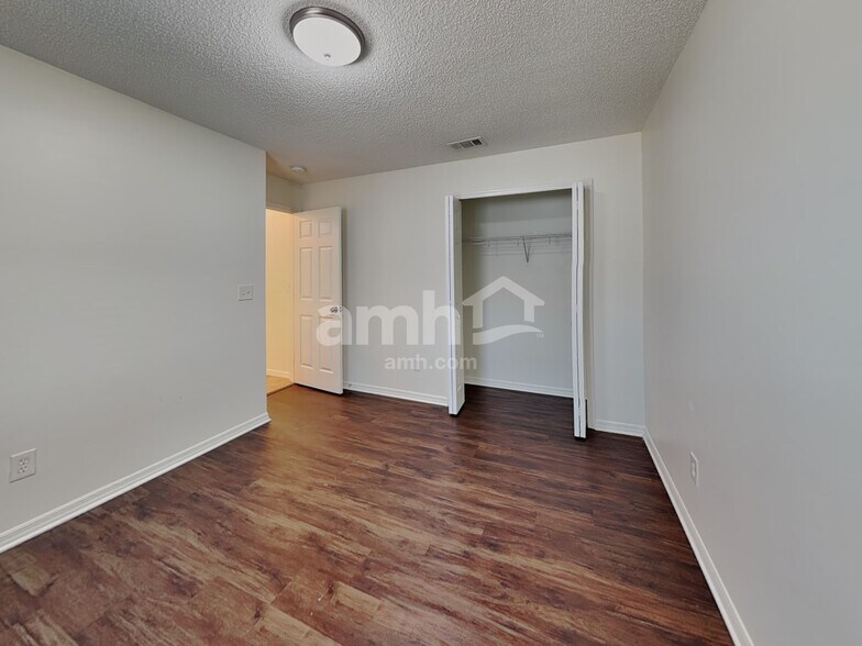 Building Photo - 2063 Forest Gate Dr W
