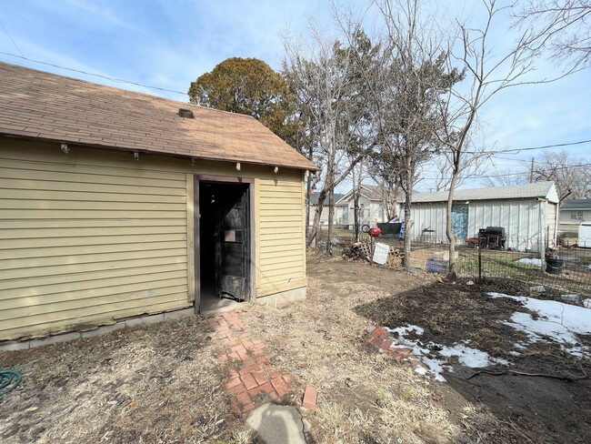 Building Photo - 2 Bedroom Home With Garage