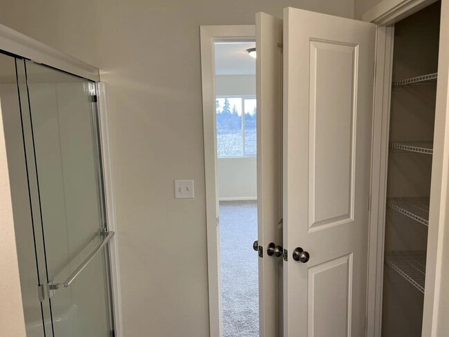 Building Photo - Enormous Two-Story Home- Available January 9th