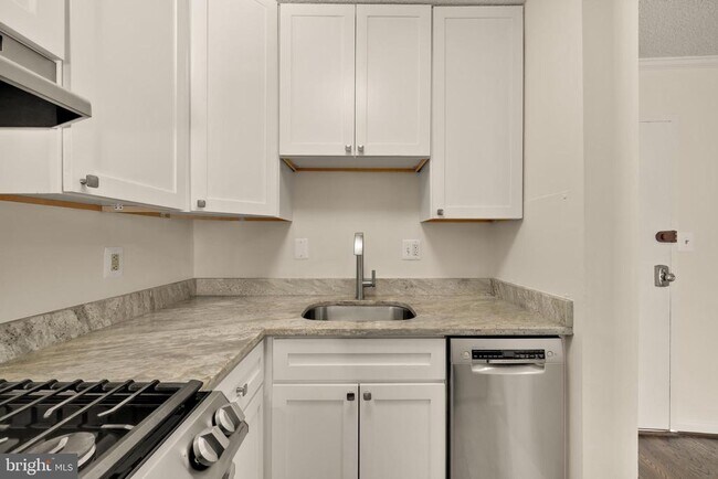 Building Photo - 1239 Vermont Ave NW