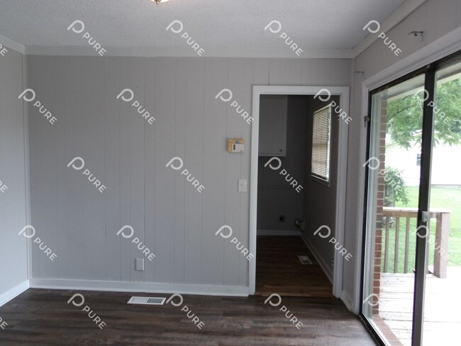 Building Photo - 3021 Deerfield!!