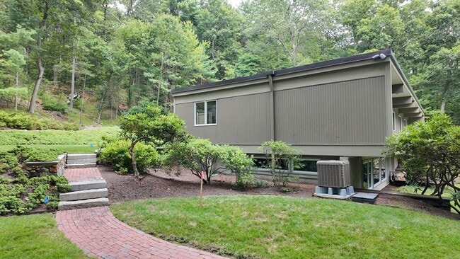 Building Photo - 14 Overlook Dr