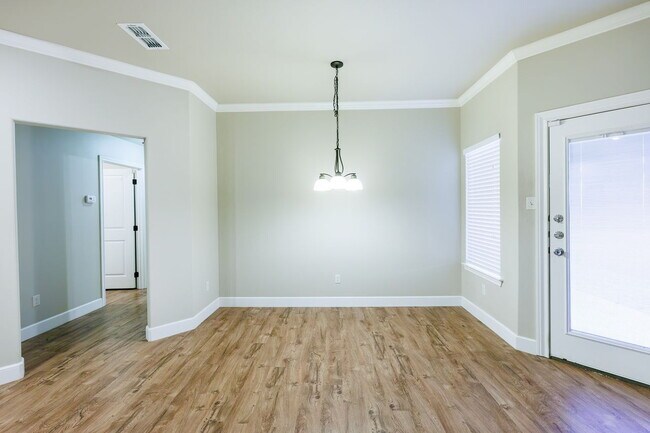 Building Photo - Beautiful, Spacious Duplex in South Lubbock