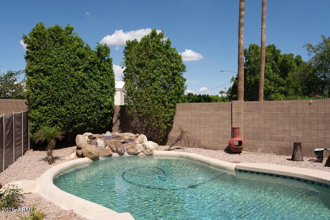 Building Photo - 2550 E Taro Ln